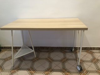 Mesa de escritorio con ruedas