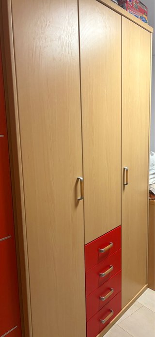 Armario madera 3 puertas cajones rojos