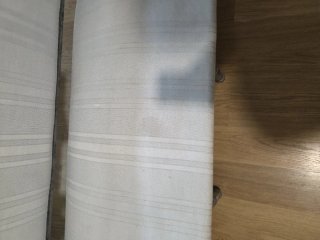 Sofá antiguo de madera y tela beige