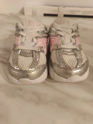 Zapatillas Nike Blancas y Plateadas