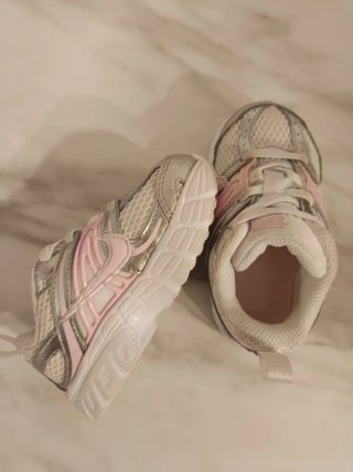 Zapatillas Nike Blancas y Plateadas