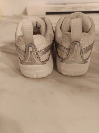Zapatillas Nike Blancas y Plateadas