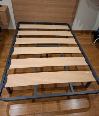Somier metálico con láminas de madera.