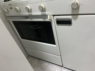 Cucina a gas butano in buone condizioni, con forno