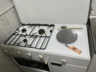 Cucina a gas butano in buone condizioni, con forno