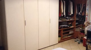 Armadio bianco  con ante e cabina angolare