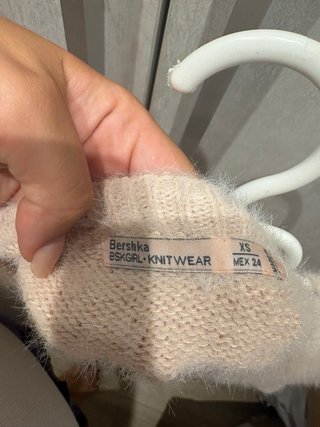 Jersey de pelo rosa palo de Bershka