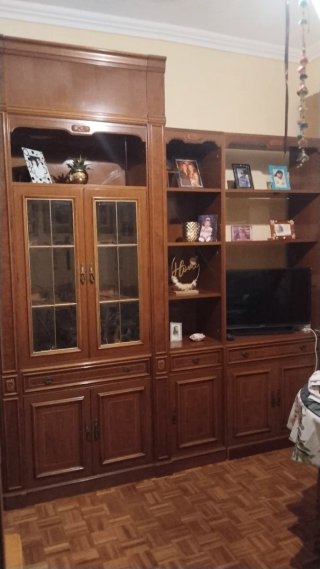 GRATIS. Mueble de madera con vitrina