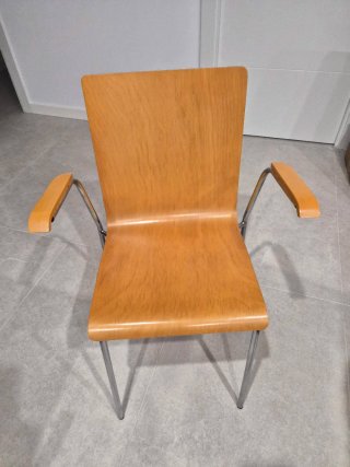 Silla de madera y metal con brazos