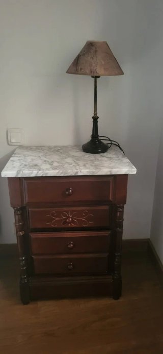 Mesita de noche antigua de madera y mármol