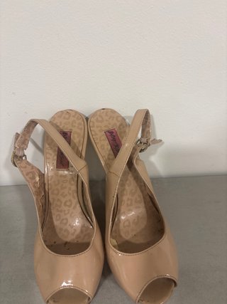 Betsey Johnson Cuñas Nude Peep Toe