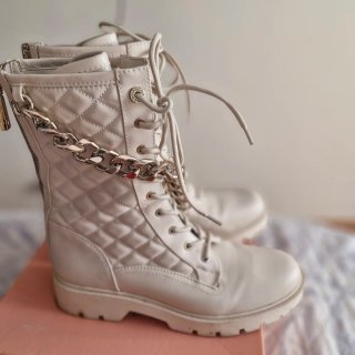Botas Guess Blancas con Cadena Plateada