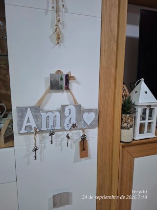 Perchero Ama con corazón .