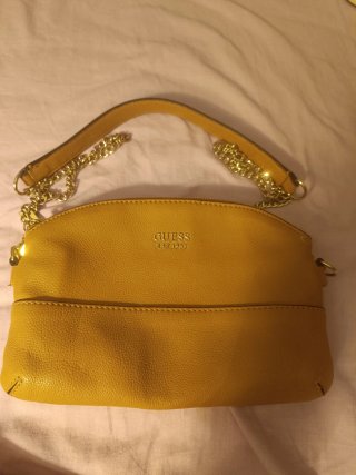Bolso Guess color marrón con cadena de asa