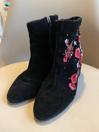 Botines Negros de Terciopelo Bordados