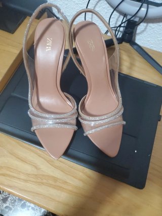 Zapatos de tacón Zara nude con brillos