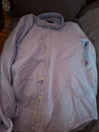 Camisa de rayas azul y blanca