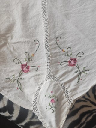 Mantelería bordada flores artesanal