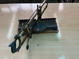 Ingletadora manual con serrucho y guía