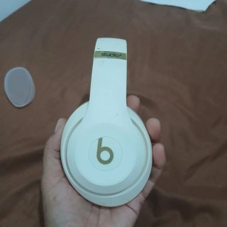 Cascos blancos y dorados
