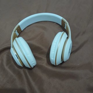 Cascos blancos y dorados