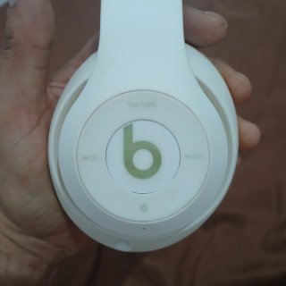 Cascos blancos y dorados