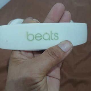 Cascos blancos y dorados