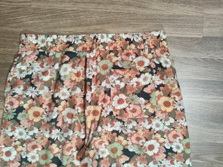 Pantalón fluido con estampado floral retro
