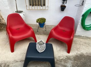 Juego 2 Sillones Rojos y Mesa Gris