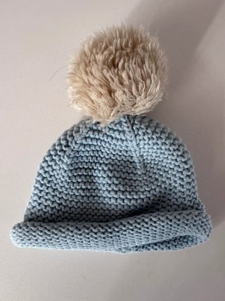 Gorro bebé azul con pompón Next