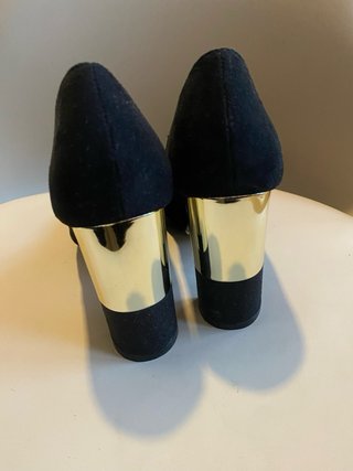 Zapatos de Tacón Negros con Detalle Dorado Talla 3
