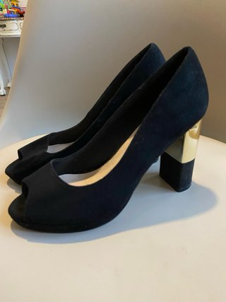 Zapatos de Tacón Negros con Detalle Dorado Talla 3