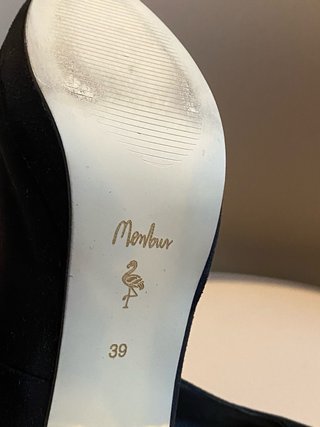 Zapatos de Tacón Negros con Detalle Dorado Talla 3