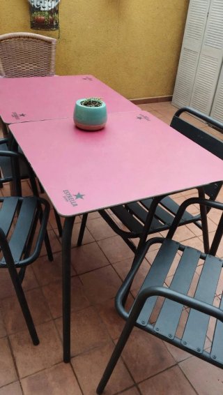 Mesa y sillas terraza Estrella Damm
