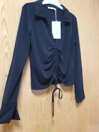 Blusa negra con cordón ajustable