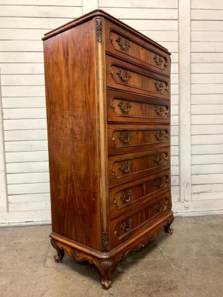 Cajonera antigua de madera con detalles