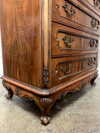Cajonera antigua de madera con detalles