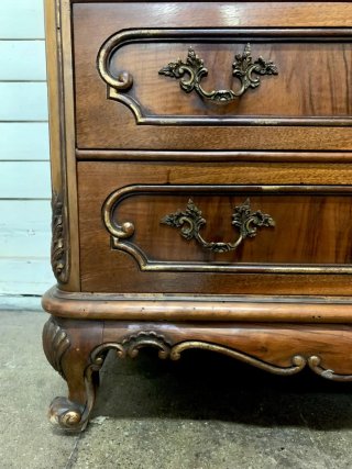 Cajonera antigua de madera con detalles