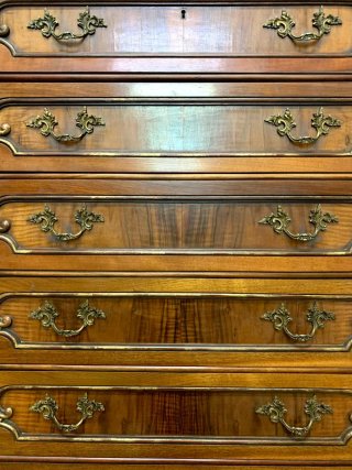 Cajonera antigua de madera con detalles