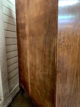 Cajonera antigua de madera con detalles