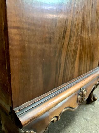 Cajonera antigua de madera con detalles