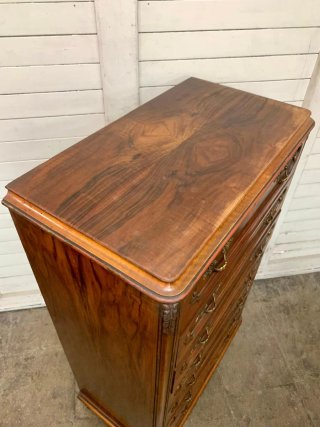 Cajonera antigua de madera con detalles