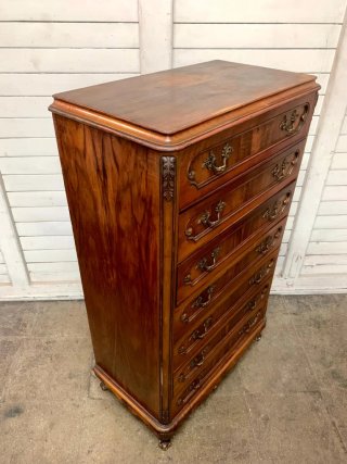 Cajonera antigua de madera con detalles