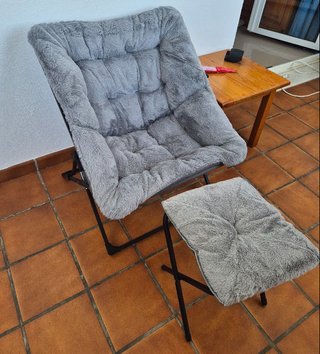 Sillón plegable gris con reposapiés
