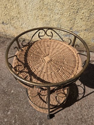 Mesa auxiliar metal y mimbre