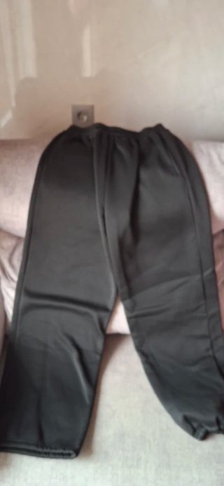Sudadera con capucha negra