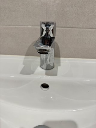 Mueble de baño con encimera y grifo
