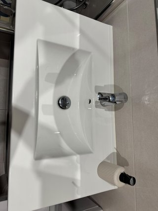 Mueble de baño con encimera y grifo