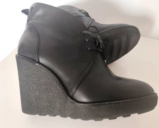 Botines negros con cordones