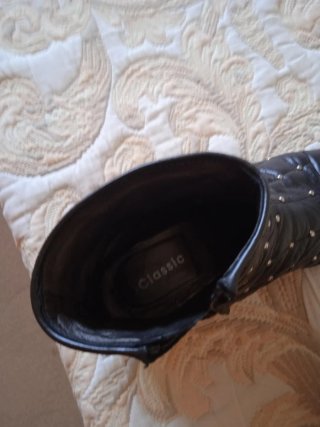 Botines negros de piel con tachuelas